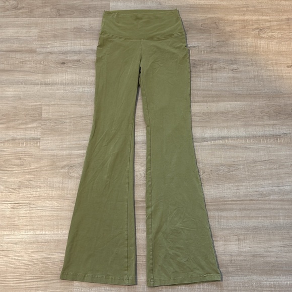 Aritzia TNA Chill Atmosphere Bell Hi-rise Legging - Picture 5 of 7